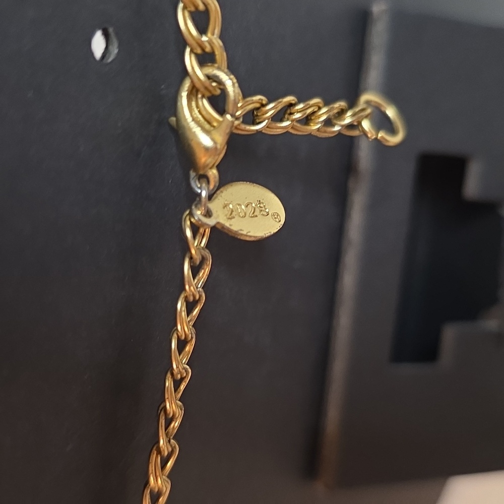 Elegant Gold Tone Circle Pendant Necklace - Picture 2 of 2
